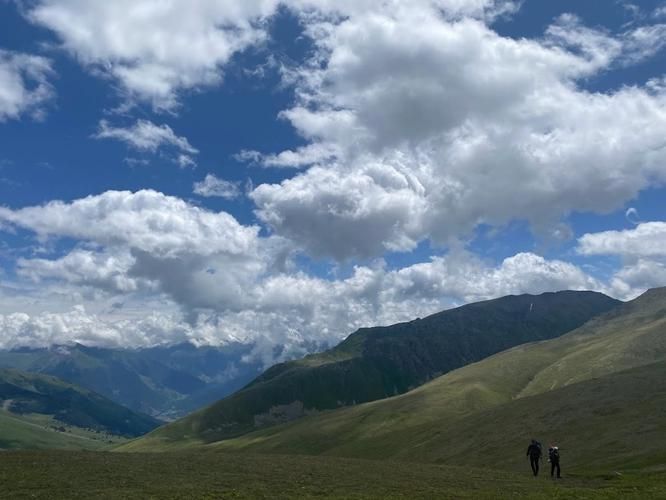 Восхождение на Эльбрус с южной стороны с палатками — где небо встречает огонь костра под звёздной пеленой